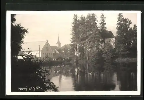 AK Novy Etynk, Flusspartie mit Blick zum Ort