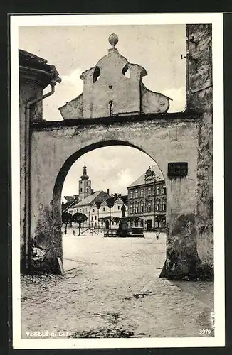 AK Veseli n. Luz., Blick durch den Torbogen auf den Markt