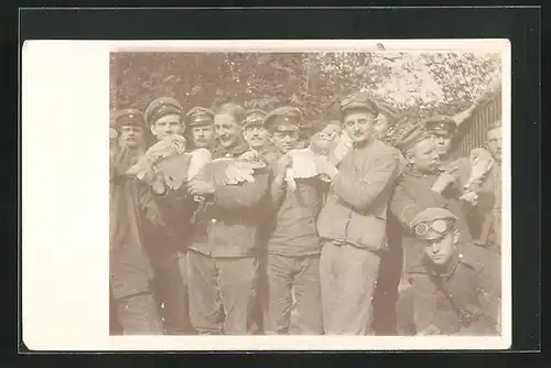 Foto-AK Soldaten halten Eulen für ein Foto