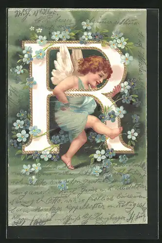 Präge-AK niedlicher Engel trägt den Buchstaben R., Blumenschmuck