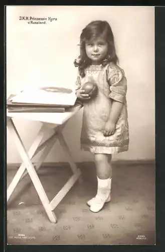 AK I. K. H. Prinzessin Kyra von Russland als niedliches Mädchen mit Ball in der Hand am Tisch stehend
