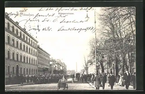 AK München, Passanten und Soldaten in der Briennerstrasse