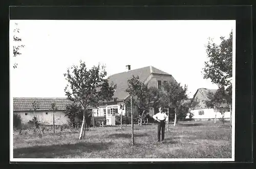 AK Hronetice, Bauernhaus mit Buben im Garten stehend