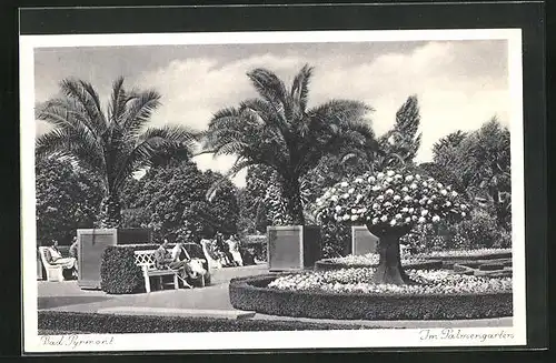 AK Bad Pyrmont, Passanten im Palmengarten