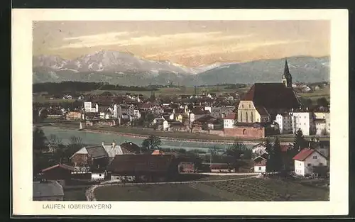 AK Laufen in Oberbayern, Generalansicht mit der Kirche und Gebirgsblick