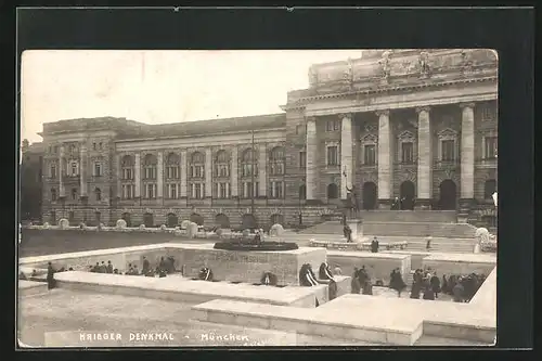 AK München, Passanten am Kriegerdenkmal