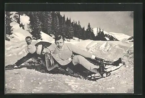 AK Schlitten, junge Herren fahren im Schnee den Berg hinab