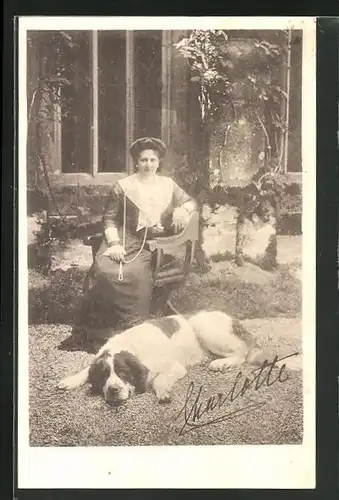 AK Königin Charlotte von Württemberg mit Bernhardiner im Garten