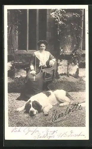 AK Königin Charlotte von Württemberg mit Bernhardiner im Garten