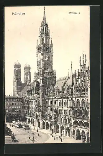 AK München, Rathaus, Gesamtansicht mit Strassenbahnen