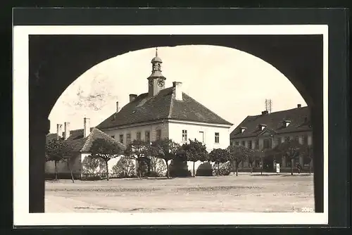 AK Doberschisch / Dobris, Tordurchblick auf den Stadtplatz