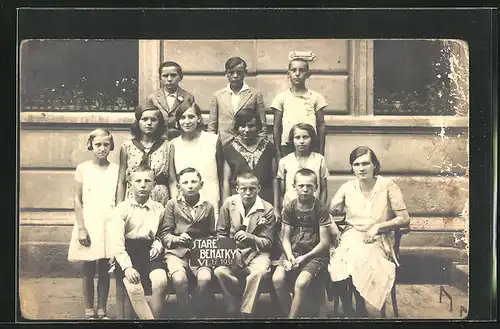 Foto-AK Stare Benatky, Kindergruppe mit Schild 1931