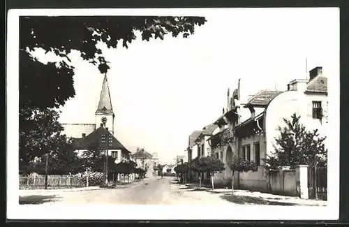 AK Milowitz / Milovice, Ortsansicht mit Strassenpartie