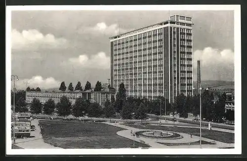 AK Zlin, Hochhaus mit Grünanlage
