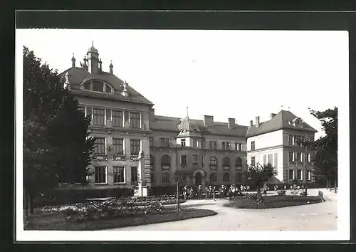 AK Holesov, Partie mit Schule