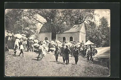 AK Vidice Roztez, Anwohner an der Kirche