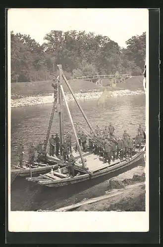 AK Holesov, Soldaten auf einem Boot