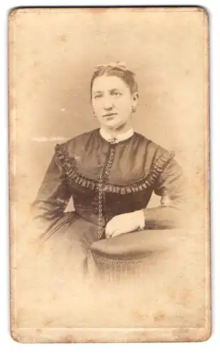 Fotografie R. &. C. Steinebach, Philadelphia, Portrait Marie Loeser im elegant gerüschten Kleid