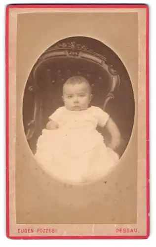 Fotografie Eugen Pozzesi, Dessau, Franzstr. 24b, Portrait süsses Baby im weissen Kleidchen