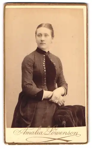 Fotografie Amalia Lowensen, Norrköping, Drottninggatan 36, Portrait bildschöne junge Frau im eleganten Kleid