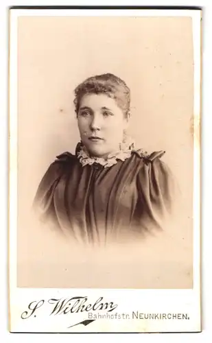 Fotografie S. Wilhelm, Neunkirchen, Bahnhofstr. 7, Portrait Dame im Biedermeierkleid mit Spitzenkragen