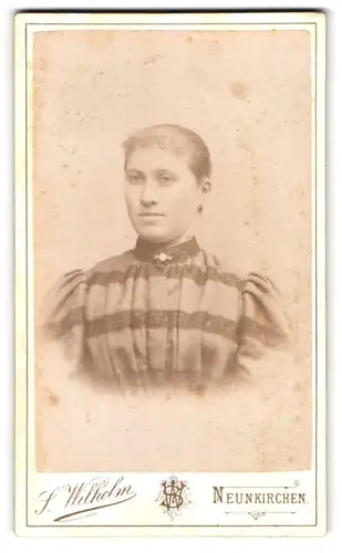 Fotografie S. Wilhelm, Neunkirchen, Bahnhofstr. 7, Portrait junge Frau im gestreiften Biedermeierkleid mit Brosche