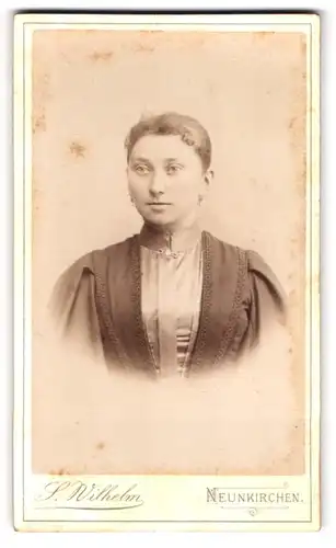 Fotografie S. Wilhelm, Neunkirchen, Bahnhofstr. 7, Portrait Dame im seidenen Biedermeierkleid mit Locken