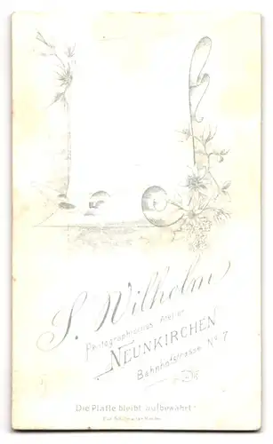 Fotografie S. Wilhelm, Neunkirchen, Bahnhofstr. 7, Portrait Dame im seidenen Biedermeierkleid mit Locken