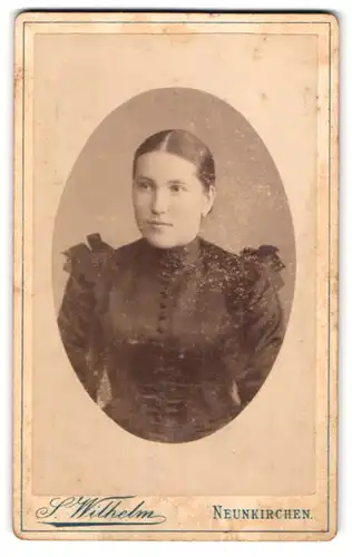 Fotografie S. Wilhelm, Neunkirchen, Bahnhofstr. 7, Portrait junge Dame im Biedermeierkleid mit Schleifen