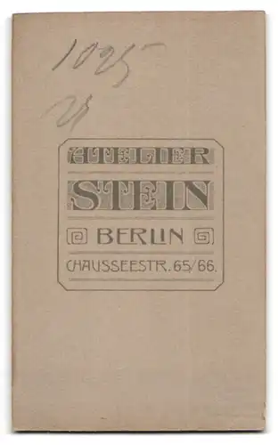 Fotografie Atelier Stein, Berlin, Chausseestr. 65 /66, Portrait älterer Herr im Anzug mit Fliege und Walrossbart