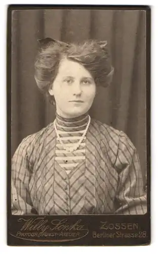 Fotografie Willy Sonka, Zossen, Berliner Str. 28, Portrait Dame im karierten Kleid mit Perlenkette und Hochsteckfrisur