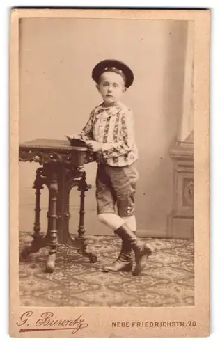 Fotografie G. Bierentz, Berlin, Neue Friedrichstr. 70, Portrait niedlicher junger Knabe in Ankerbluse mit Matrosenhut