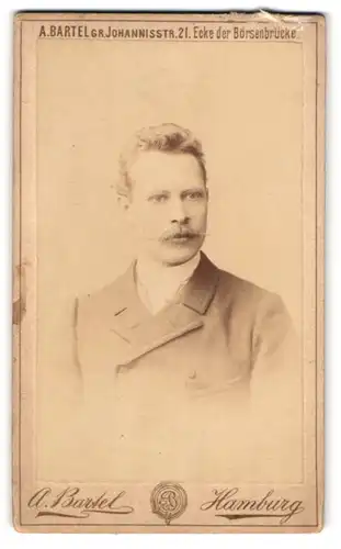 Fotografie A. Bartel, Hamburg, Gr. Johannisstr. 21, Portrait Herr im Anzug mit Zwirbelbart