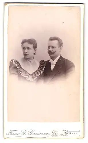 Fotografie Frau G. Greiszen, Berlin, Friedrichstr. 207, Portrait Paar im Kleid mit Rüschekragen udn Anzug mit Bart