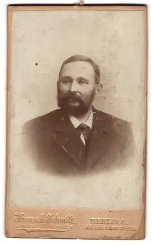 Fotografie Haase & Schmidt, Berlin, Alte Schönhauserstr. 23 /24, Portrait Herr im Anzug mit Vollbart und Fliege
