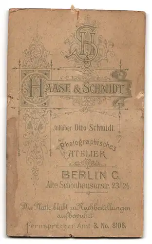 Fotografie Haase & Schmidt, Berlin, Alte Schönhauserstr. 23 /24, Portrait Herr im Anzug mit Vollbart und Fliege