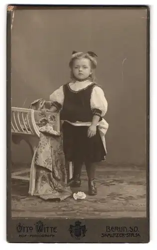 Fotografie Otto Witte, Berlin, Skalitzer-Str. 54, Portrait niedliches Mädchen im Samtkleid mit Haarschleife