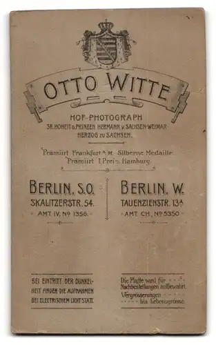 Fotografie Otto Witte, Berlin, Skalitzer-Str. 54, Portrait niedliches Mädchen im Samtkleid mit Haarschleife