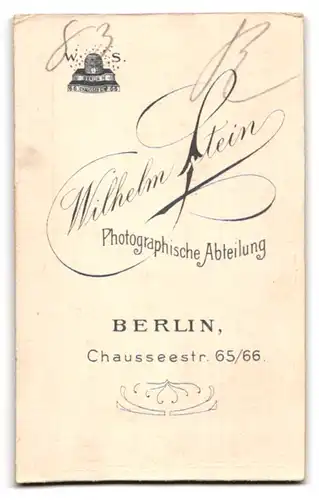 Fotografie Wilhelm Stein, Berlin, Chausseestr. 65 /66, Portrait lächelndes Mädchen im Kleid mit Rüschekragen liest Buch