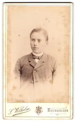 Fotografie S. Wilhelm, Neunkirchen, Bahnhofstr. 7, Portrait junger Knabe im karierten Anzug mit Fliege