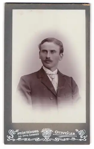 Fotografie Weingard, Ottweiler, Portrait Herr im dunklen Anzug mit Moustache und Krawatte