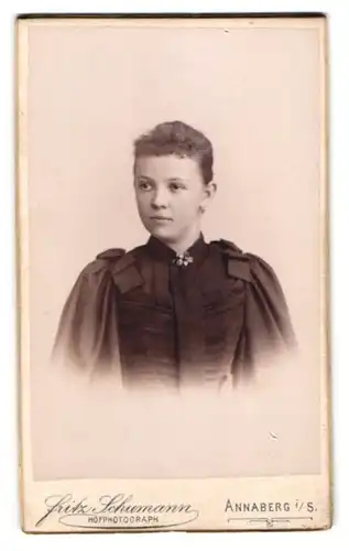 Fotografie Fritz Schumann, Annaberg i. S., Johannesgasse, Portrait junge Frau im dunklen Biedermeierkleid mit Locken