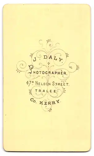 Fotografie J. Daly, Tralee, 47 A, Nelson Street, Brustportrait junger Herr mit moderner Frisur