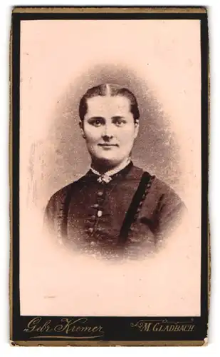 Fotografie Gebr. Kremer, M.-Gladbach, Crefelder-Strasse 88, Portrait junge Dame mit zurückgebundenem Haar