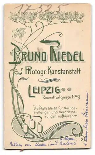 Fotografie Bruno Riedel, Leipzig, Rosentalgasse 9, Portrait älteres Paar in hübscher Kleidung mit Buch