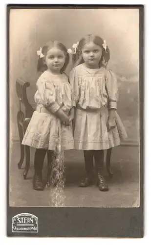 Fotografie Atelier Stein, Berlin, Chausseestrasse 65-66, Portrait zwei kleine Mädchen in Kleidern