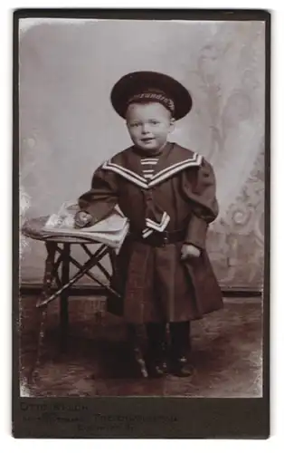 Fotografie Otto Kelch, Freienwalde a /Oder, Brunnenstrasse 9 c, Portrait Kind im Matrosenkleid mit Mützenband Alexandra