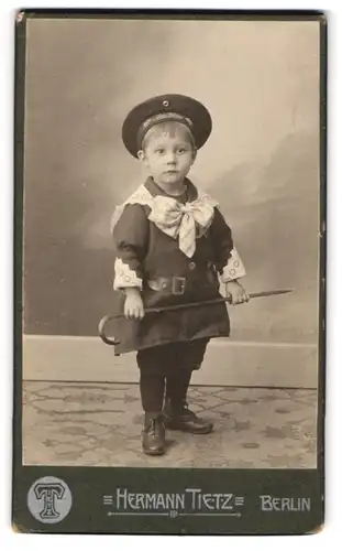 Fotografie Hermann Tietz, Berlin-SW, Leipziger-Strasse 46-50, Portrait hüsch gekleideter Junge mit Mützenband
