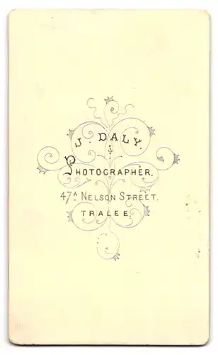 Fotografie J. Daly, Tralee, 47 A, Nelson Street, Brustportrait Geistlicher mit moderner Frisur