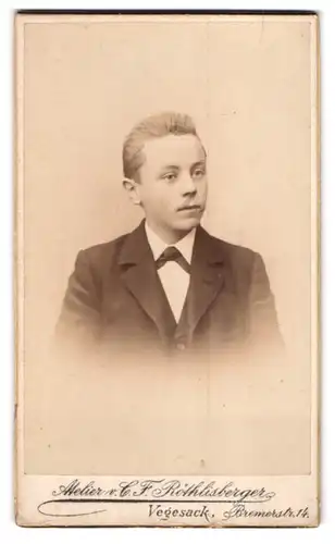 Fotografie C. F. Röthlisberger, Vegesack, Bremerstrasse 14, Portrait junger Mann im Anzug mit Fliege